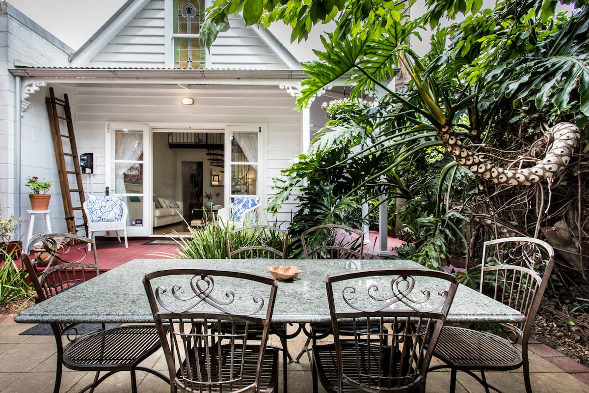 Adorable Chalet Tucked Away in Bohemian St Kilda