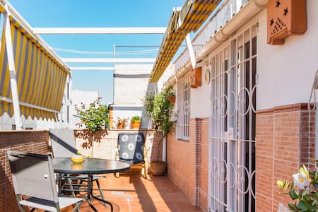 Ático luminoso y excepcionalmente limpio con terraza privada en Málaga centro.
