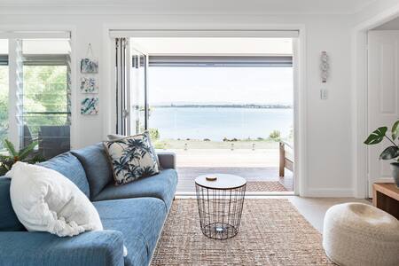 Little Sea Sea, Waterfront Beachside Apartment