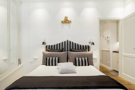 Petit Studio Florence close to the Dome, self check in and flat Ozone sanitized