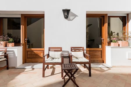 Camera in stile caprese con lussureggiante giardino mediterraneo