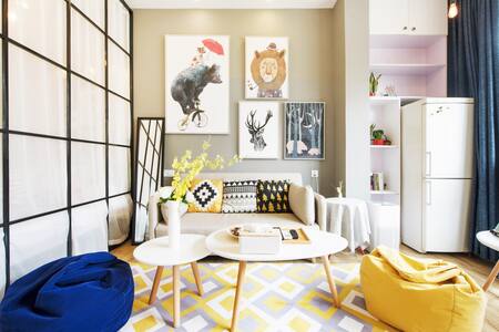 千绘 /咨询下单享折扣/
紧靠地铁/外滩南京路人民广场地铁直达/上海中心商圈/超大落地窗的淮海中路老洋房/