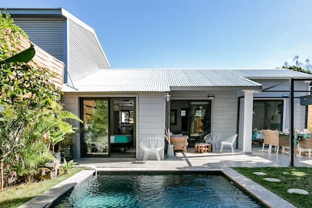 Villa dans un quartier calme entre mer et montagne à dix mn de la plage.
