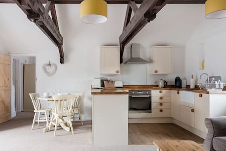 Relax with a Beach Walk at Farmhouse-Style Jasmine Cottage