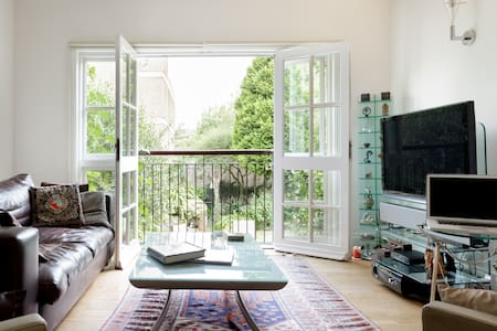 Bright, Comfortable Room in Hospitable, Gay Household