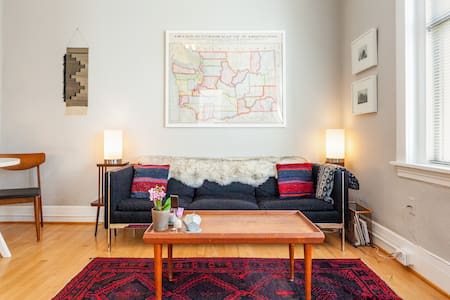 Sophisticated Studio with Breathtaking Views of Seattle