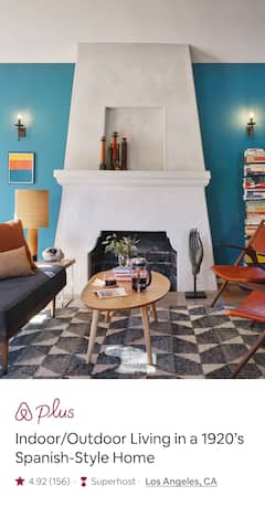 모던한 분위기, 컬러풀한 가구로 꾸며진 거실에는 원목 커피 테이블과 가지런히 쌓아놓은 책이 있습니다.