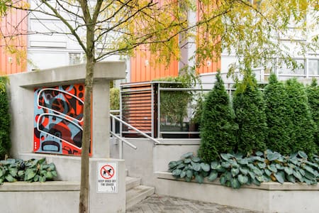 Private Hotel-Style Room & Bath Downtown Yaletown