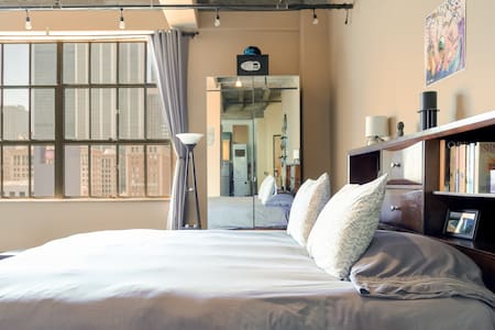 Beautiful Loft with Stunning City Views and Rooftop Pool