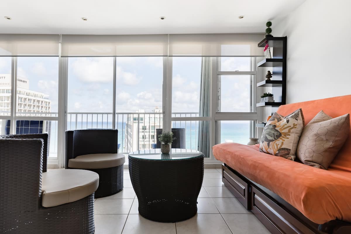 Ocean View Studio Full of Light and the Ocean Breeze