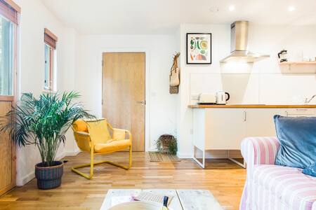 Open Plan Eco Studio; Close to Coastal Path with Parking