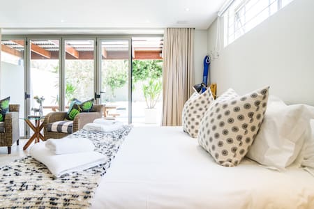 Tranquil Room Close to Camps Bay Beach
