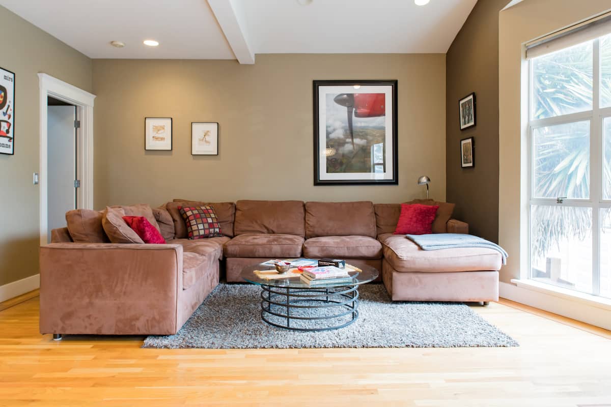 Quiet Private Suite with Backyard in Modern Mission Home