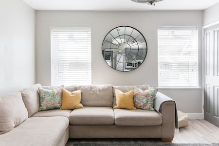 Stroll to Historic City Centre From Refurbished Flat