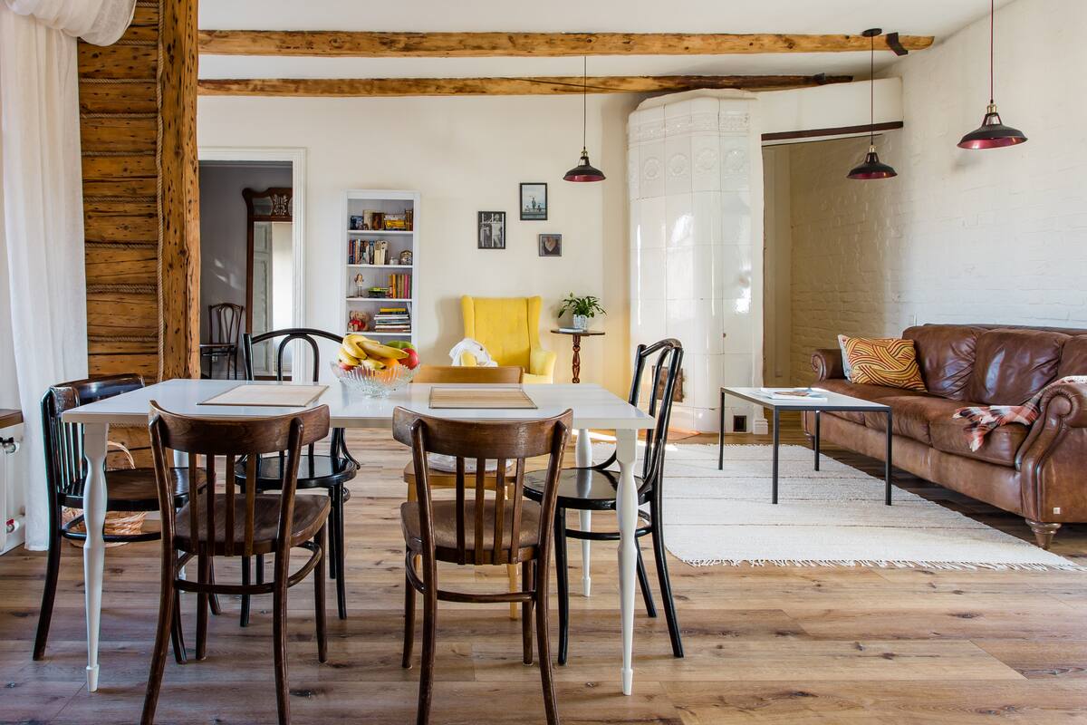 Уютная стильная мансарда с камином рядом с Невским проспектом