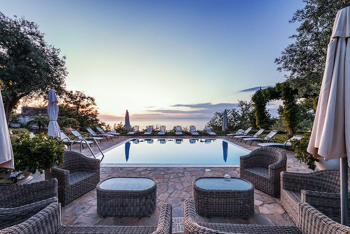 Villa Romeo | Luxury Retreats