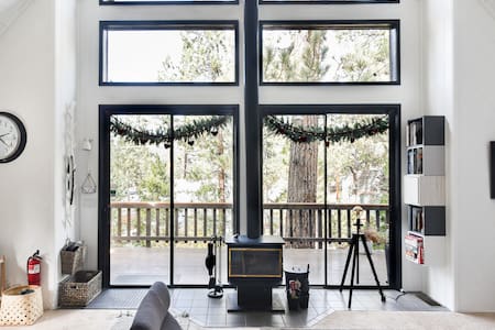 Nordik Eskape-Romantic Scandinavian Treetop Cabin