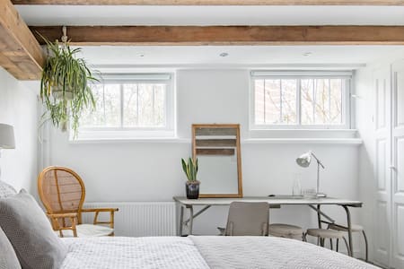 Verken Groningen vanuit een rustige stadsvilla met veel comfort en eigen tuin