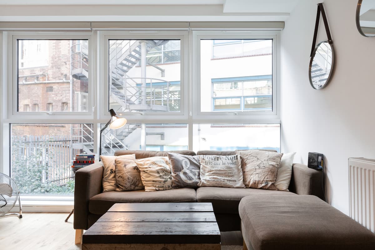 Roomy Apartment in Private Development Near Tower Bridge