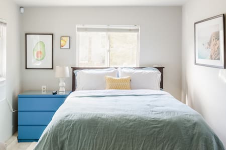 Modern Guest Suite in Trendy Highland Park