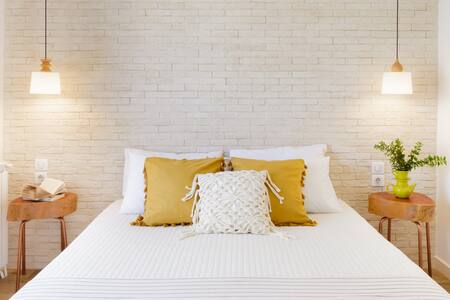 Feel Like a Local in a Design Home Ten Minutes from Old Town