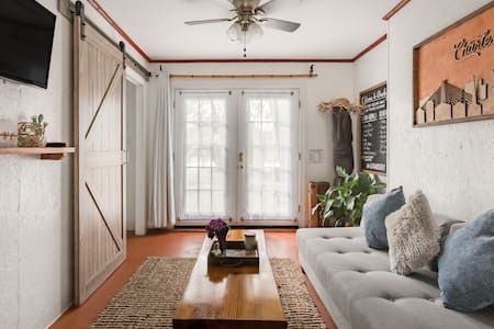 Hawaiian Themed Tropical Oasis Minutes From the Beach