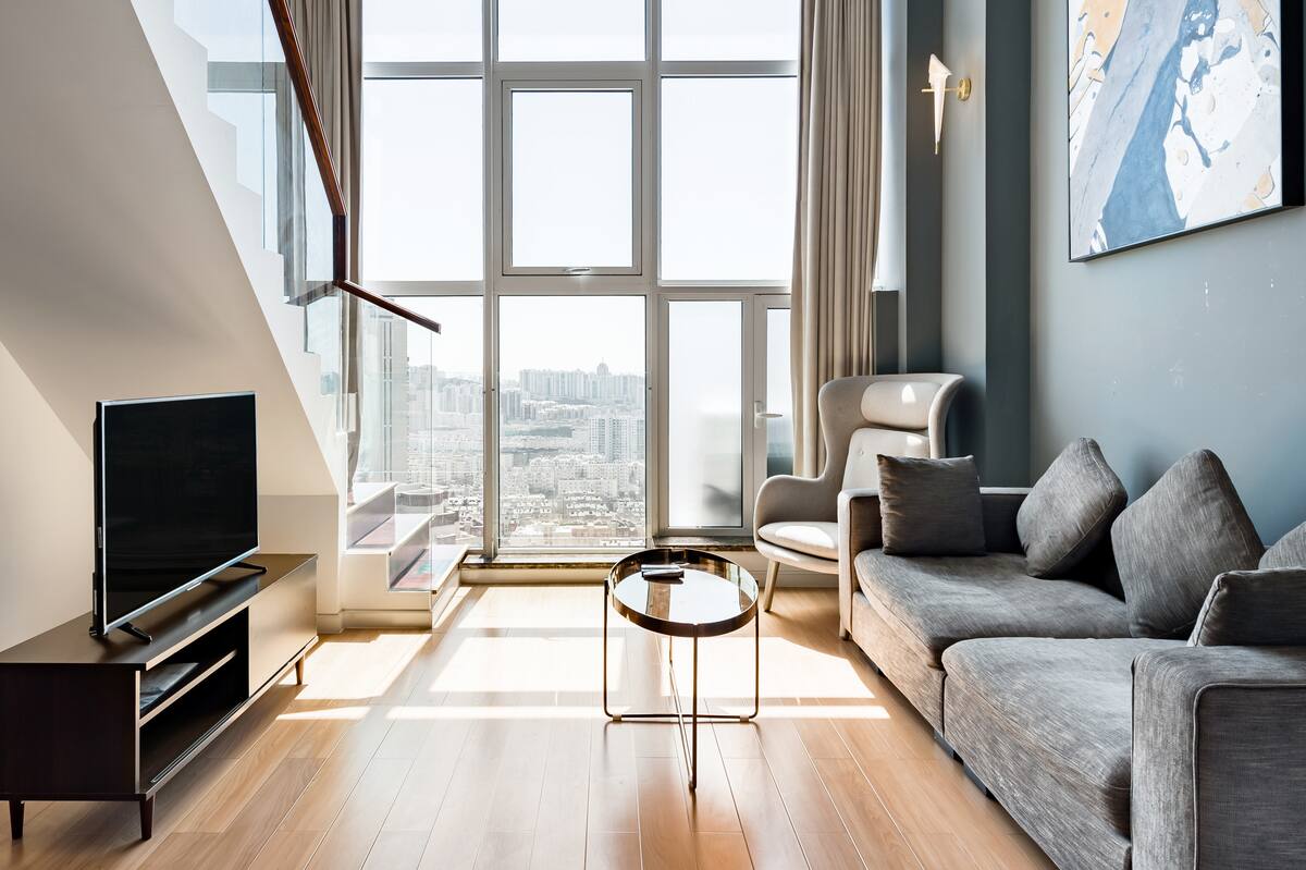 入住地铁口旁灰白主题复式公寓，于高处欣赏城市景观