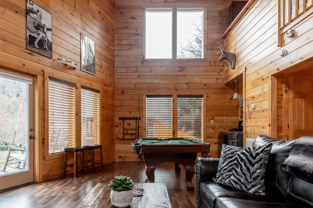 Modern Timber Cabin with a Pool near Dollywood