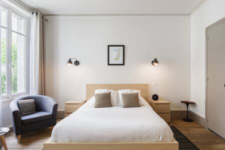 Walk to the eiffel tower from a relaxed apartment