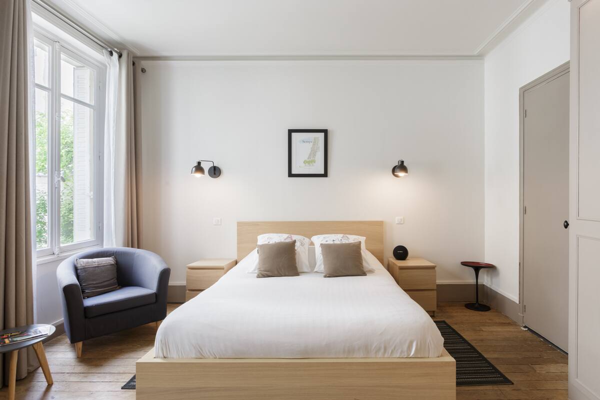 Walk to the eiffel tower from a relaxed apartment