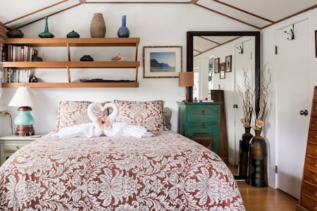 Go Paddling & Biking from Charming Riverside Canal Cottage A