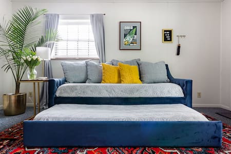 Couple’s Getaway, Ten Minutes to Downtown. Relax and Unwind!