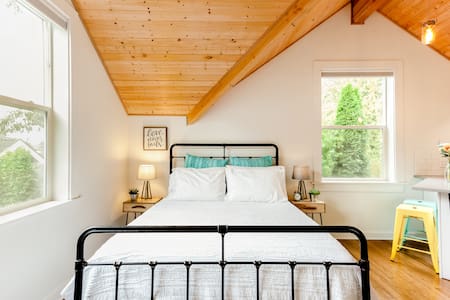 Walk to Restaurants from a Peaceful, Sunny Backyard Cottage