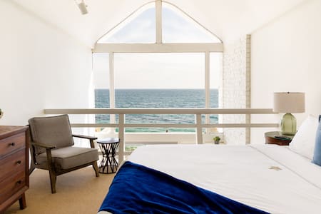 Oceanfront Malibu Townhouse on Quiet Road