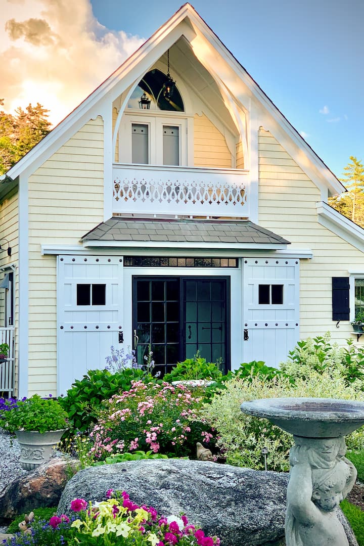 The Sparrow’s Nest Charming Country Cottage Guesthouses for Rent in