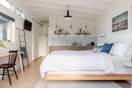 Luxury Rockridge Casita in Sunny Garden