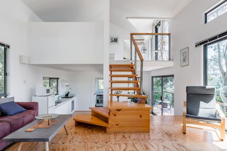 Contemporary Hillside Villa Overlooking Apollo Bay