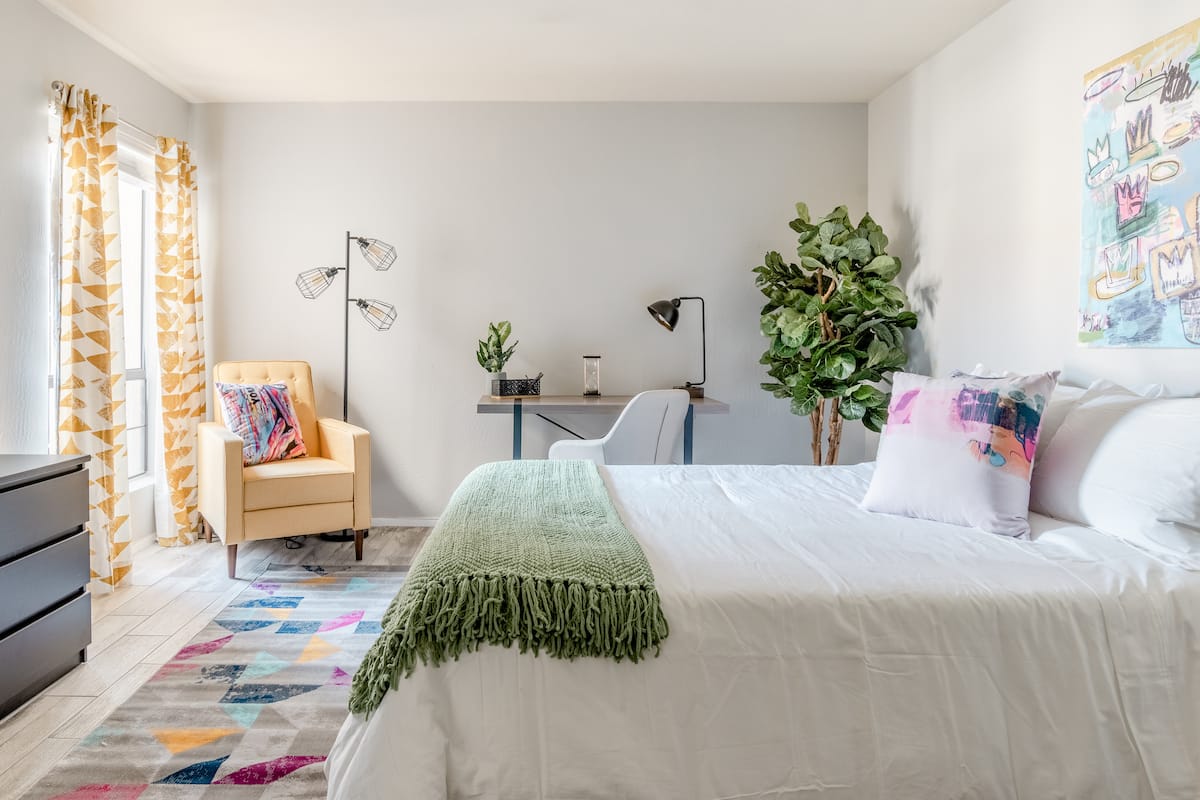 Commodious Condo Close to Old Town Nightlife