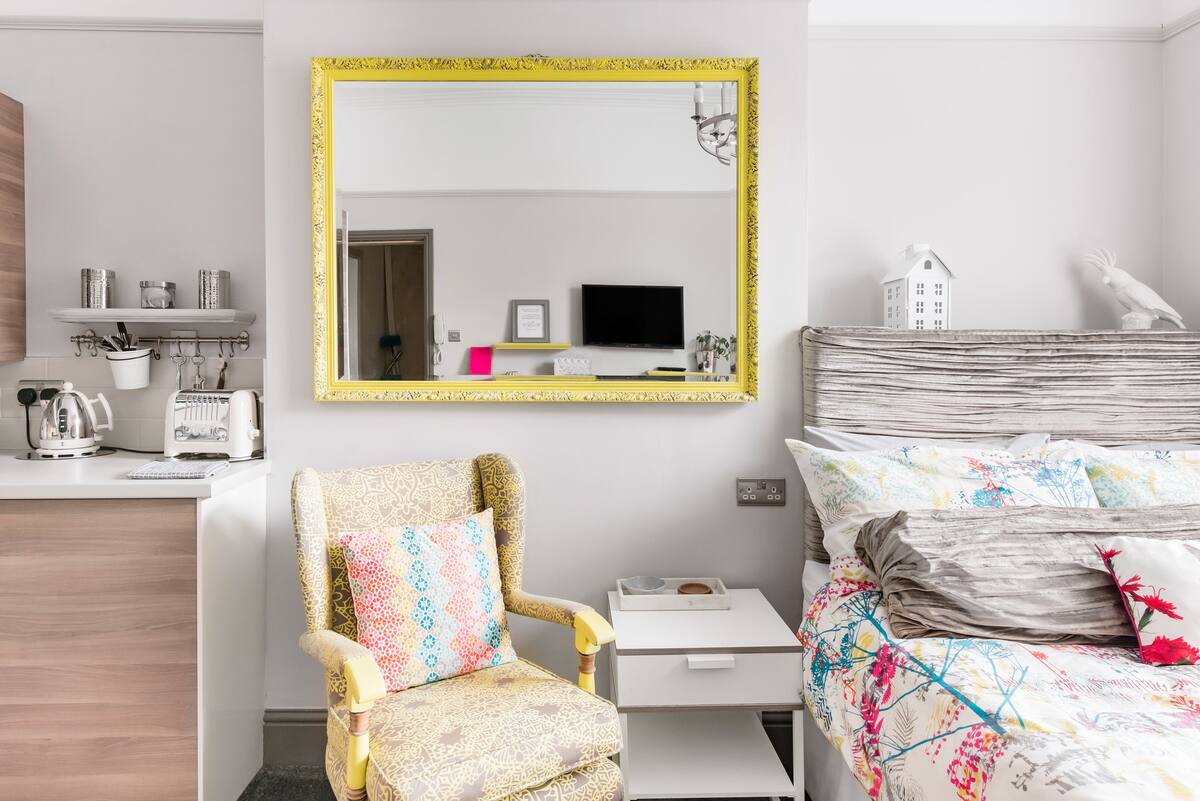Bijou Studio with Kitchenette in West Didsbury