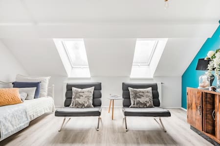 Sunny Refurbished Loft With a 1930s Vibe Near Tivoli Park