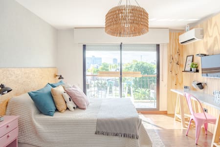 Lee un libro en el balcón de este encantador estudio