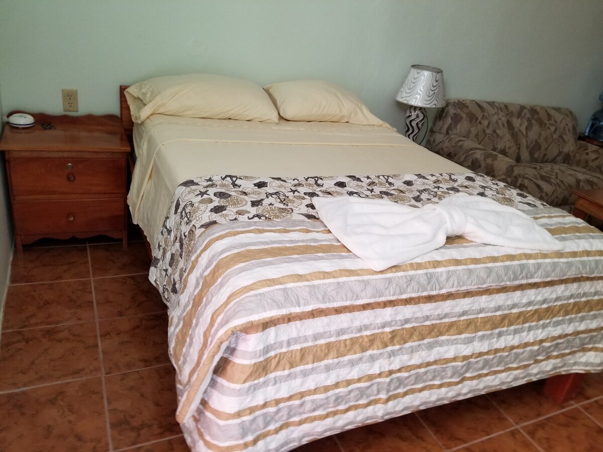 Canuck Cottage Studio Apartment Flats For Rent In Bz