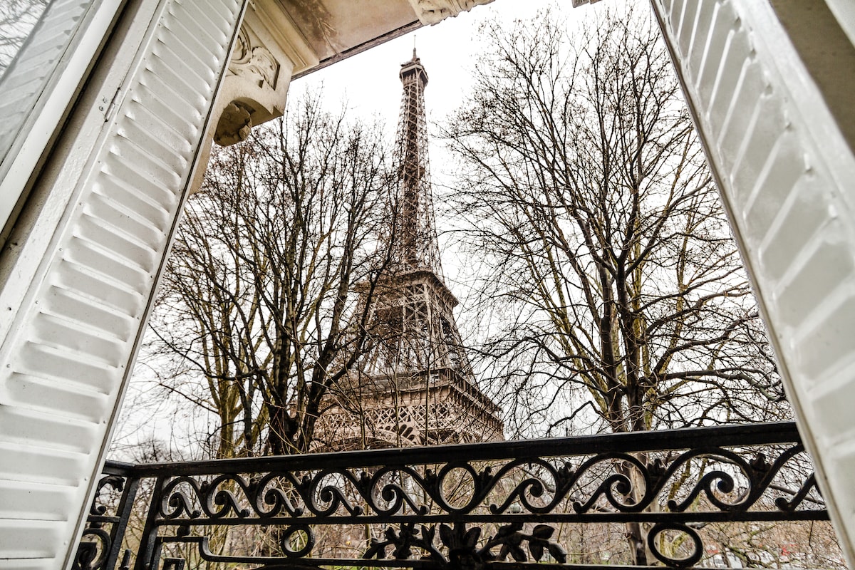 Znalezione obrazy dla zapytania View of the Eiffel Tower-Apartment Housekeeper accommodation for rent