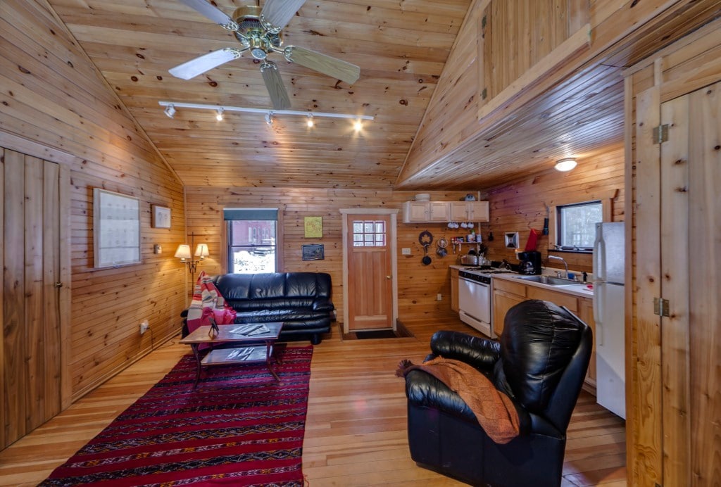 Charming Knotty Pine Cottage on 575 in Milford