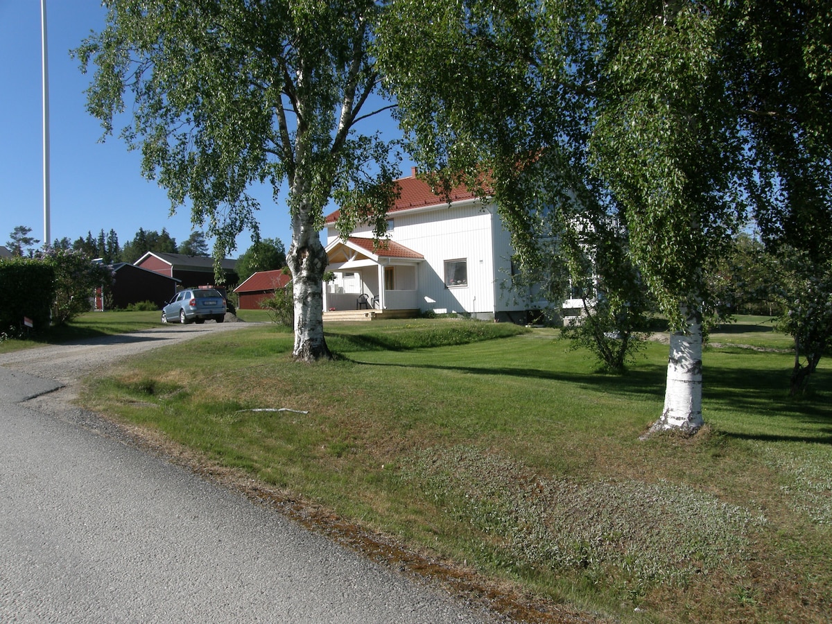Loftet vernattningstuga centralt i Ullnger. Rated 4.64 out of 5 Ullnger, Vsternorrlands ln, Sweden. ppen hg Add your travel dates for exact pricing Loftet vernattningstuga centralt i Ullnger. - Cabins - Airbnb