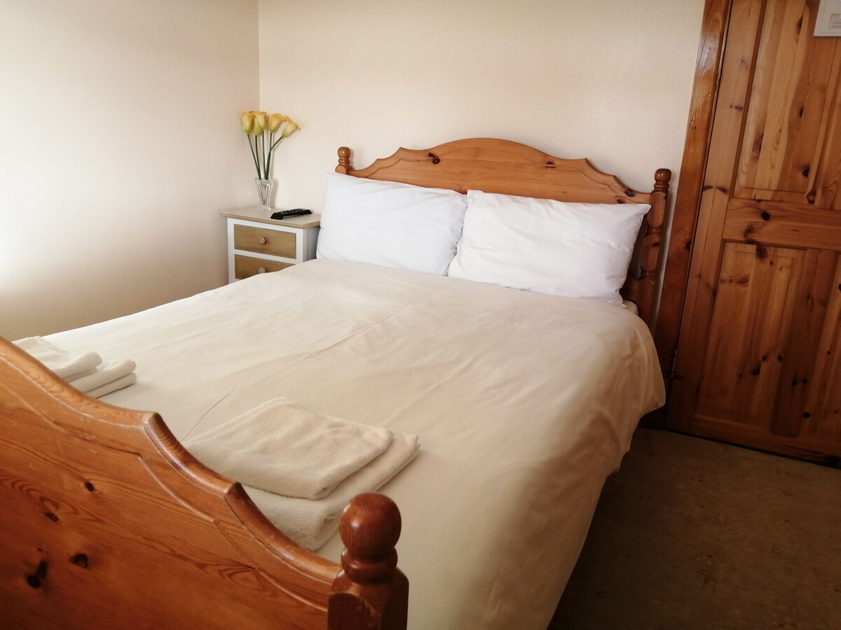 Small Double Single Ensuite Room Dingle Centre Townhouses For