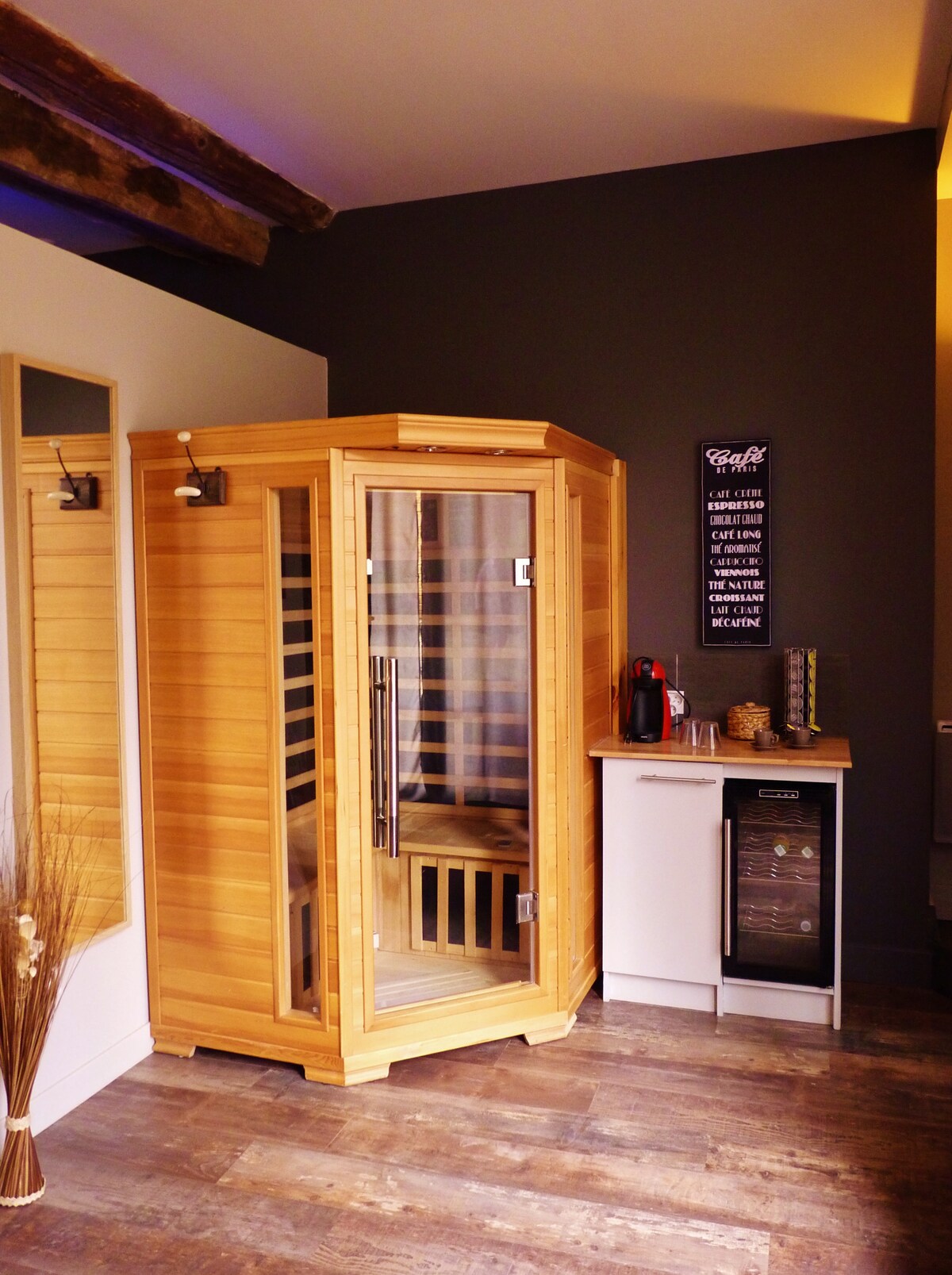 Suite romantique avec jacuzzi et sauna privatifs bed ... Suite avec jacuzzi romantique chamonix