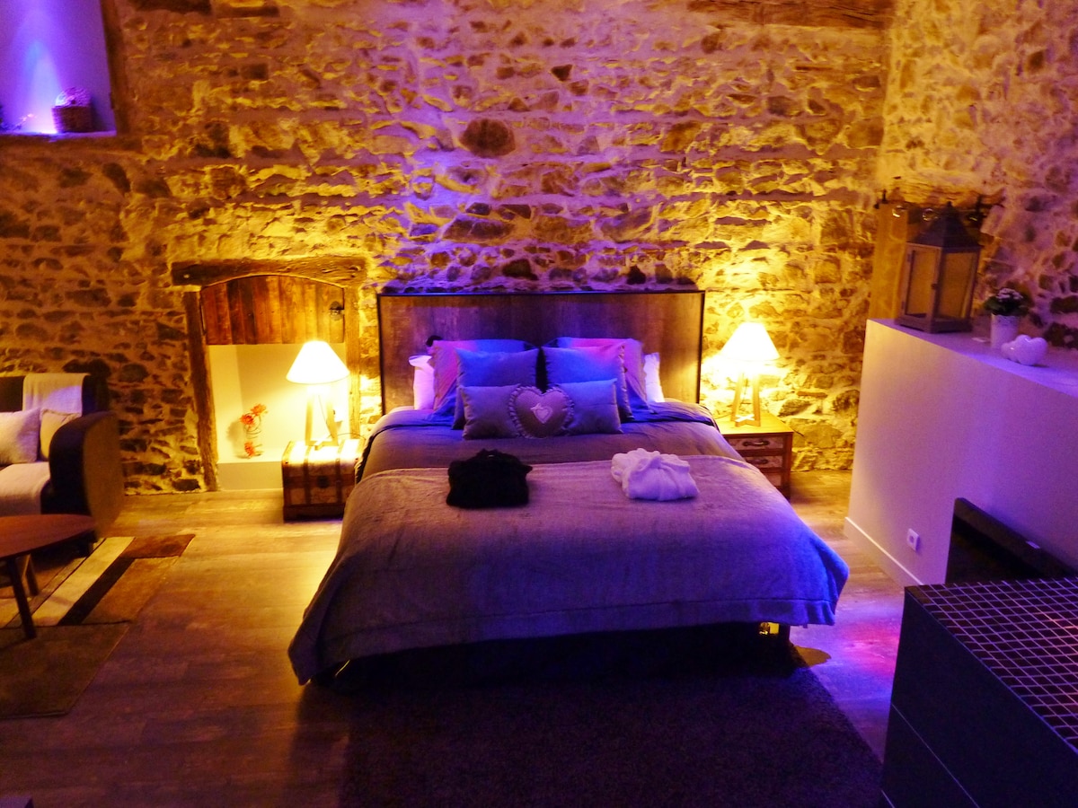 Suite romantique avec jacuzzi et sauna privatifs bed ... Suite avec jacuzzi romantique chamonix