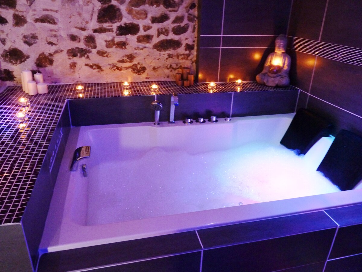 Suite romantique avec jacuzzi et sauna privatifs bed ... Suite avec jacuzzi romantique chamonix