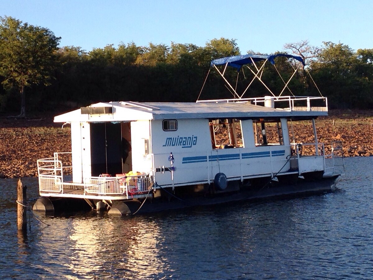 a self catering small houseboat boats for rent in kariba mashonaland west zimbabwe - Small Houseboat a self catering small houseboat boats for rent in kariba mashonaland west zimbabwe - Small Houseboat
